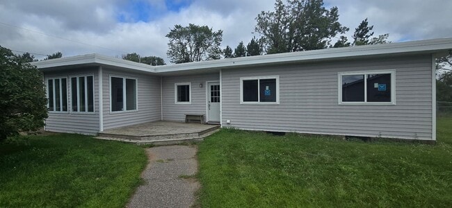Adorable 3 Bedroom Home - Adorable 3 Bedroom Home
