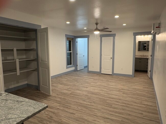 Building Photo - 621 4th St Unit Studio apartment