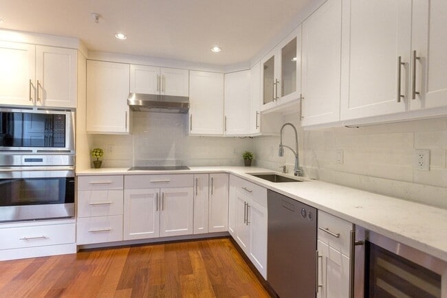Building Photo - 16 Harcourt St Unit 2P