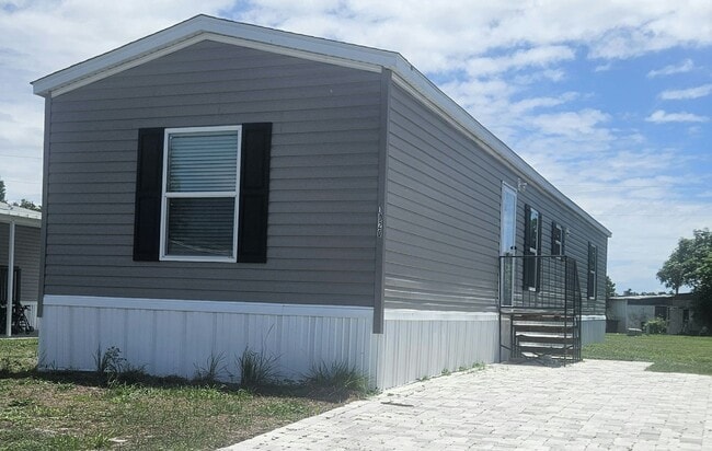 Building Photo - 1020 N Yellowstone