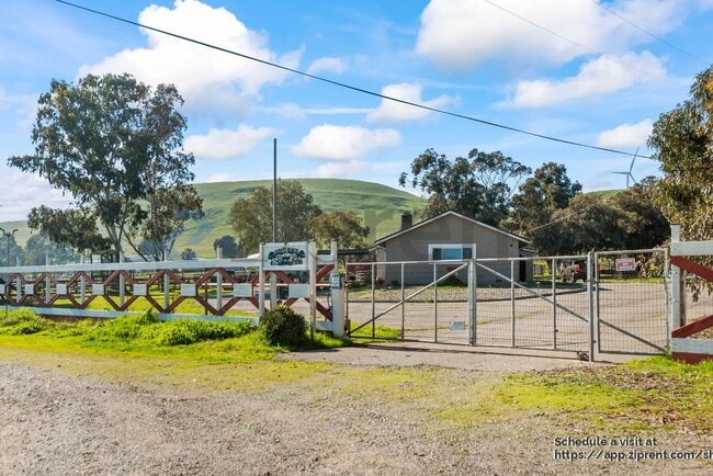 Building Photo - 3966 Dyer Rd