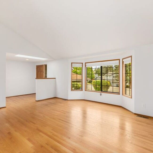 Photo - Spacious Education Hill Beauty