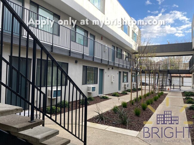 Photo - Recently Renovated 2 Bedroom 1 Bath, Two-Level Apartment-Great Midtown location! Unidad 14 South