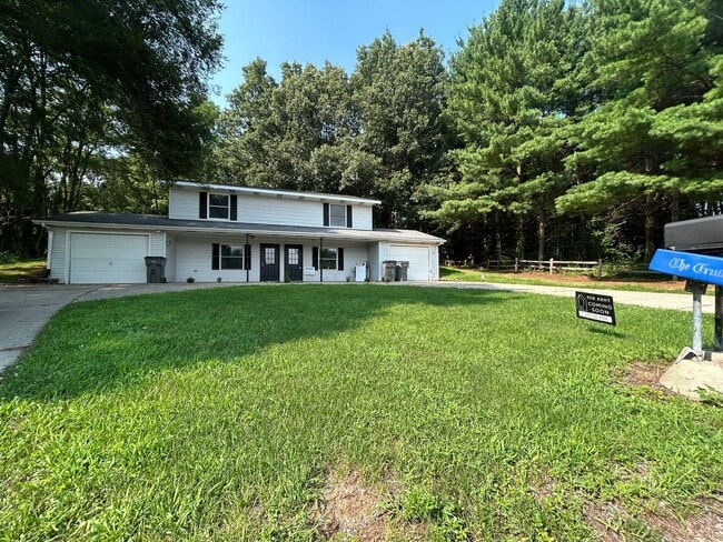 Building Photo - 11685 Oakhills Dr Unit 11685 Oak Hills Dr Rental