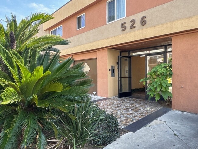 Building Photo - Windsor 526