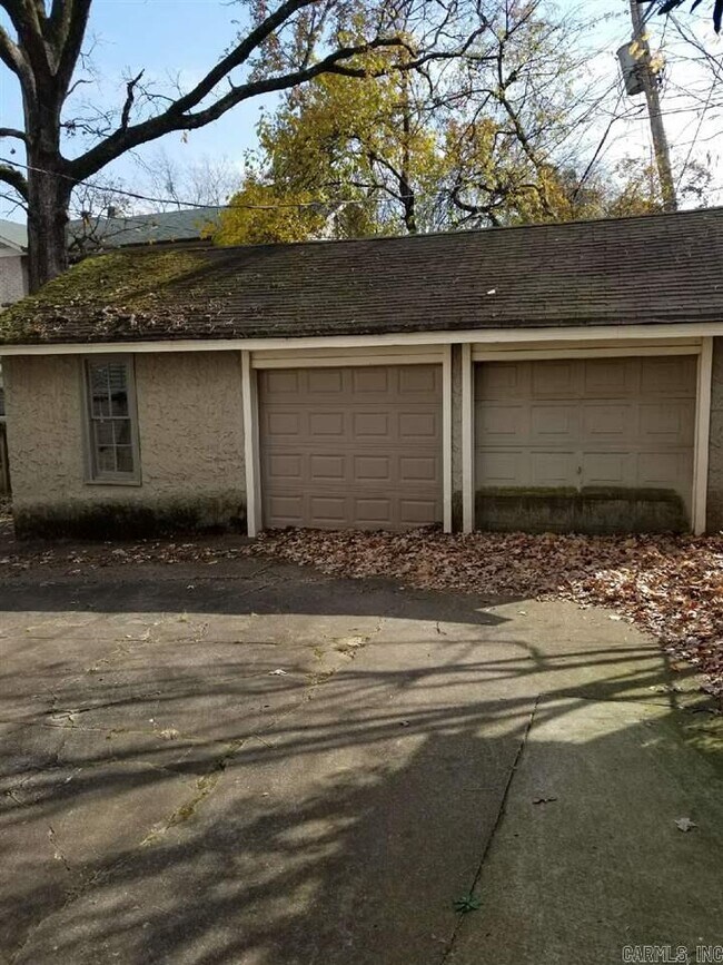 Photo - 421 Louise St