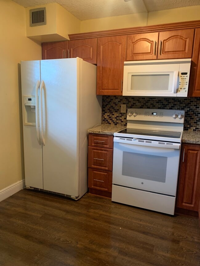 Photo - 1810 N Lauderdale Ave Unit 2405
