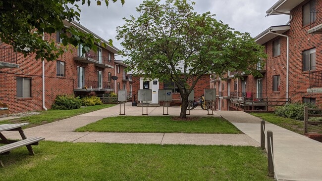 Village Courtyard - Village/Campus/College Apartments