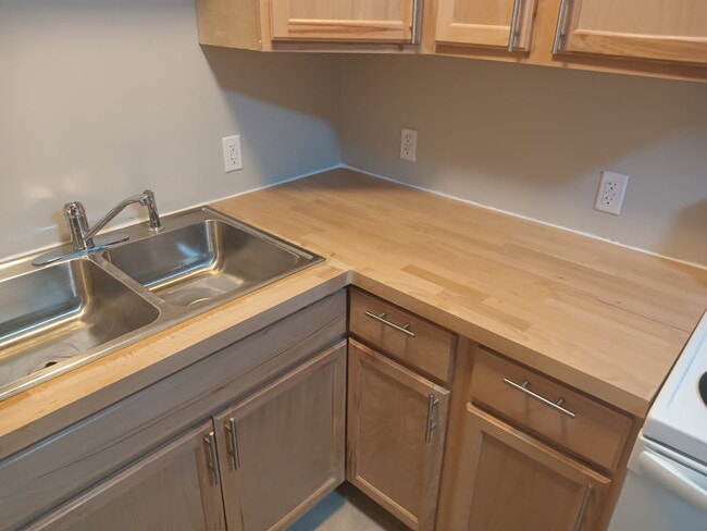 Building Photo - 7860 Glenorchard Dr Unit Glen orchard drive