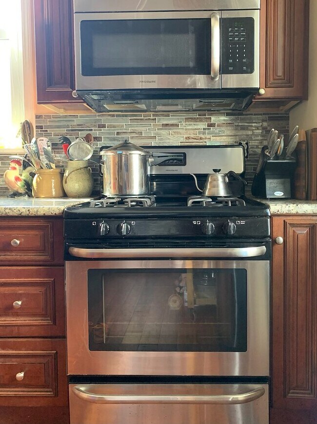 Photo - 2 Bedroom, 1 Bath Townhome in trendy Bloomfield.  Convenient!