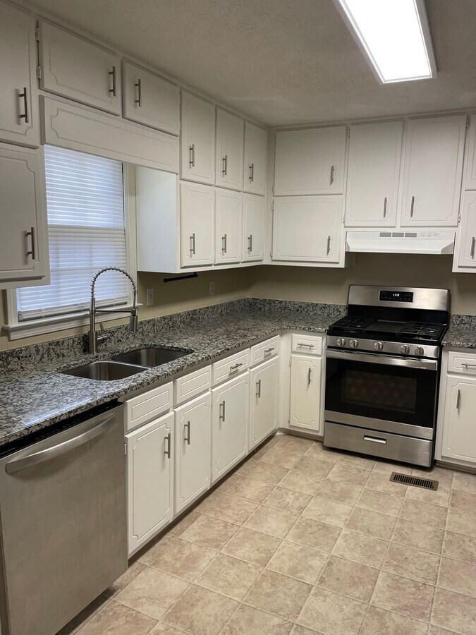 Photo - 3bd/2ba Updated Ranch. Close to Everything.