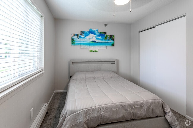 2BR, 1BA - 1,285SF - The Manor at Med City