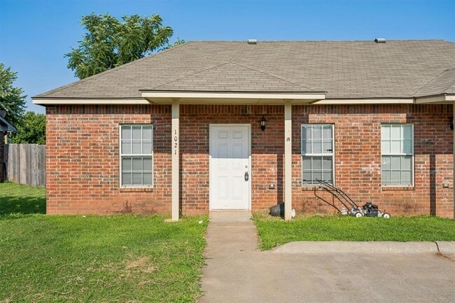 Building Photo - 1021 Shady Creek Cir