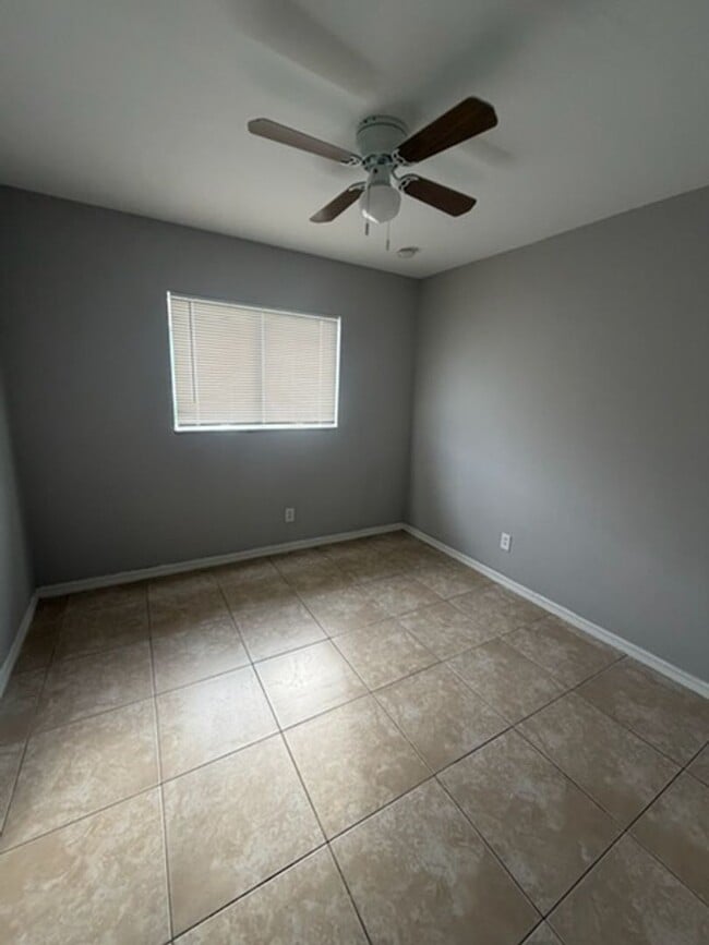 Photo - 930 Ainsworth St W