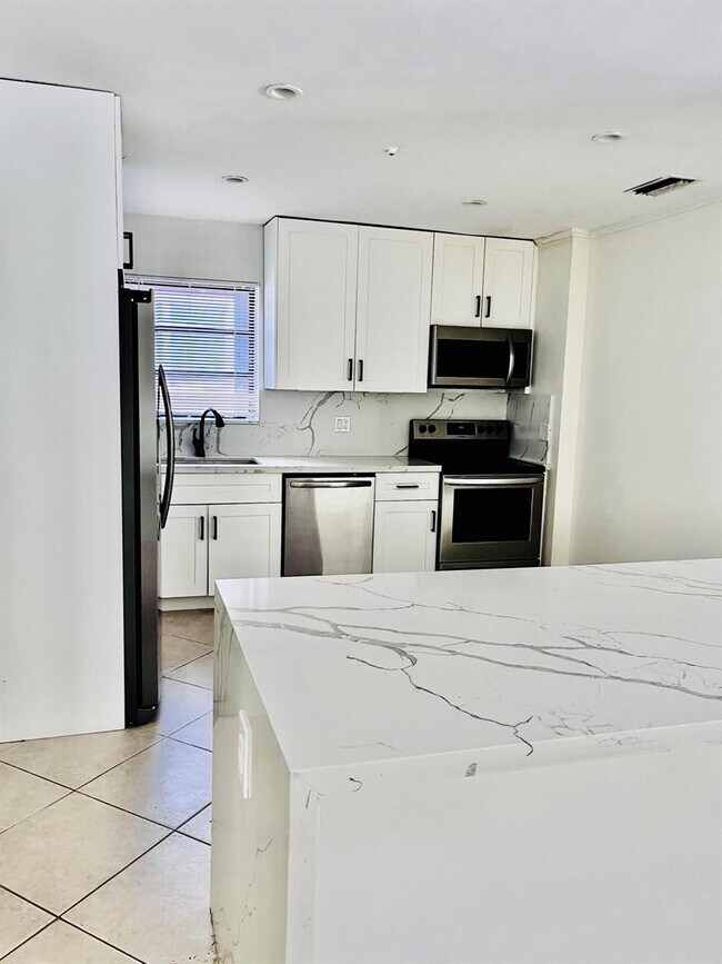 Photo - 924 Johnson St