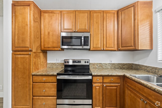 1BR, 1BA - 825SF - Kitchen