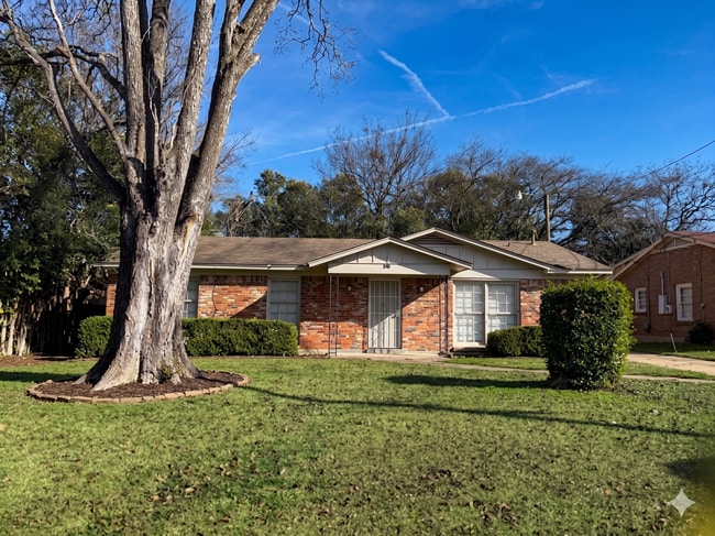 Building Photo - 5125 E Linda Cir