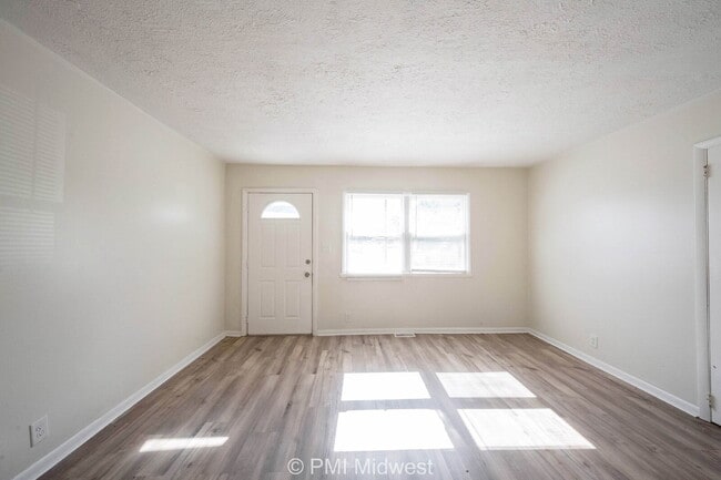 Photo - "Charming 2-Bed Duplex Retreat in Indianapolis - Cozy 728 Sq Ft Gem!"