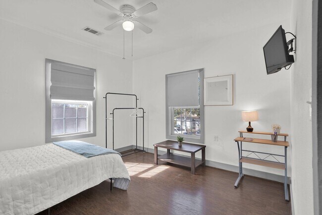 Photo - 240 N York St Unidad 2nd floor