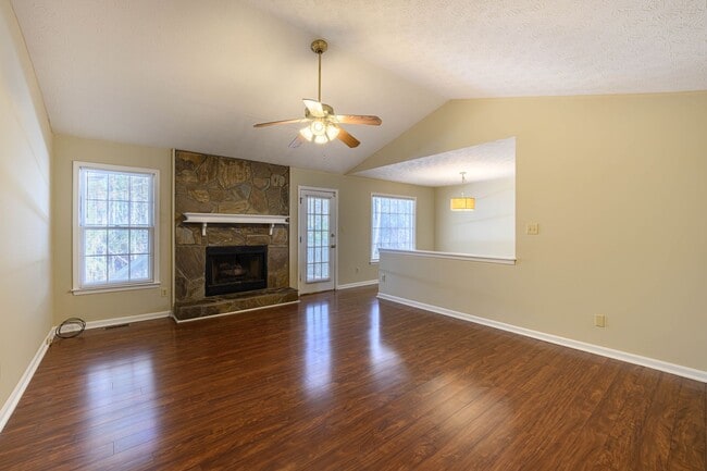 Photo - 3bd/2ba Updated Ranch. Close to Everything.