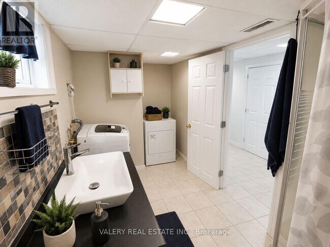 Photo - 374 Edmonton St