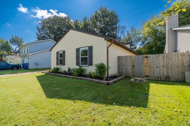 Building Photo - Beautiful 3 bedroom 2 bath house w/attached garage.