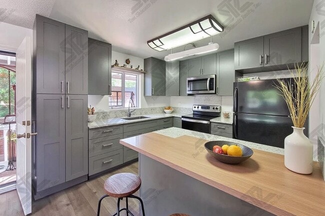 Photo - 3BR / 2Bath / 3Pkg - Home in Aiea!