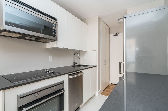 Building Photo - 501 Kingston Rd Unit 105