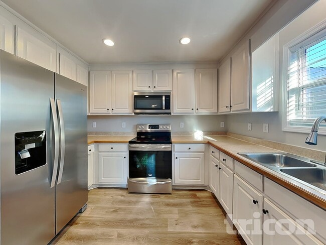 Photo - 1916 Roxey Ln