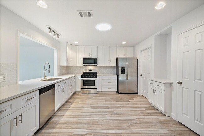 Photo - 914 Coachlight Dr