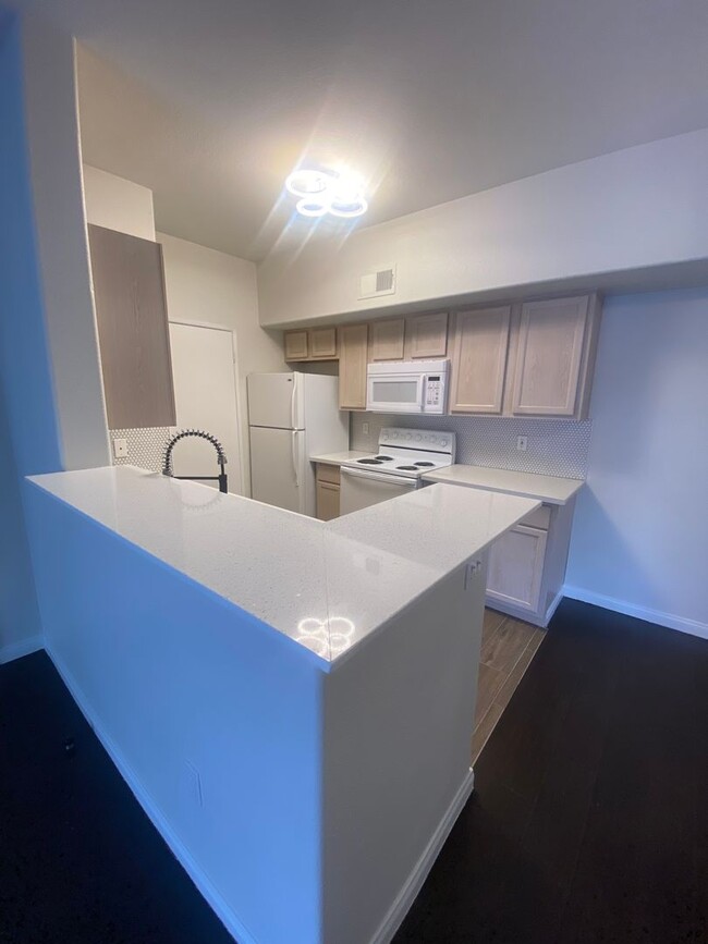 Nicely upgraded 1 bedroom on the South Strip - Nicely upgraded 1 bedroom on the South Strip Rental