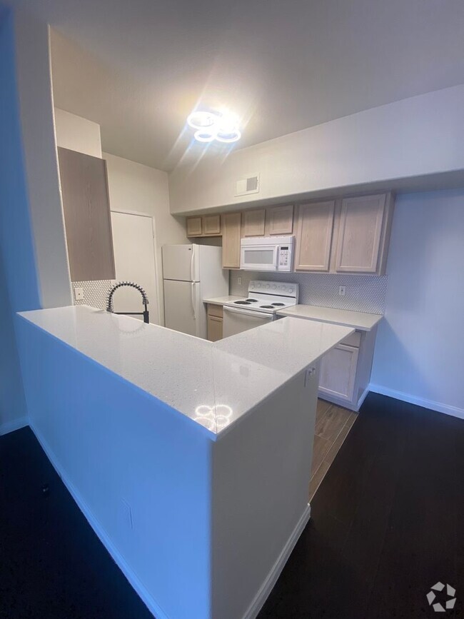 Building Photo - Nicely upgraded 1 bedroom on the South Strip Rental