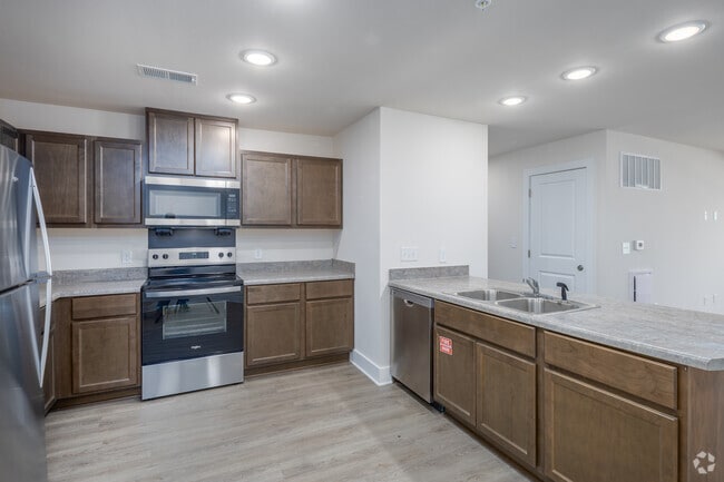 3BR, 2BA - 1,318SF - Kitchen - Brookfield Pointe Apartments