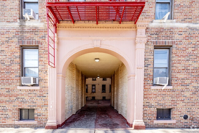Photo - 37-20 99th St