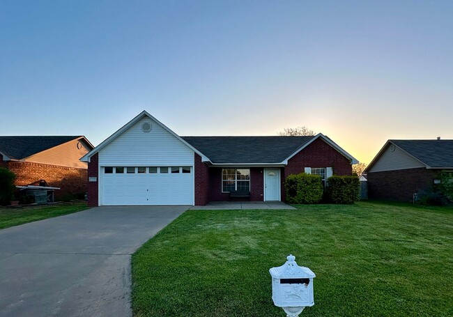 Building Photo - Gorgeously Updated 3 Bed 2 Bath 2 Car Garage Rental