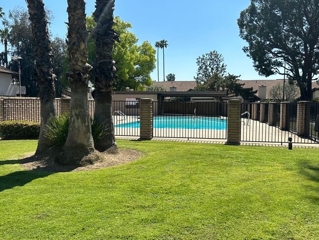 Building Photo - READY NOW! 2+2 W/Garage & Pool!