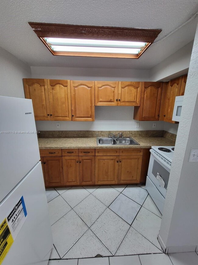 Building Photo - 15 NE 13th St Unit 15 Rental