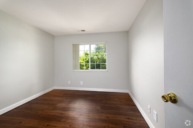 2BR, 1BA - 880SF