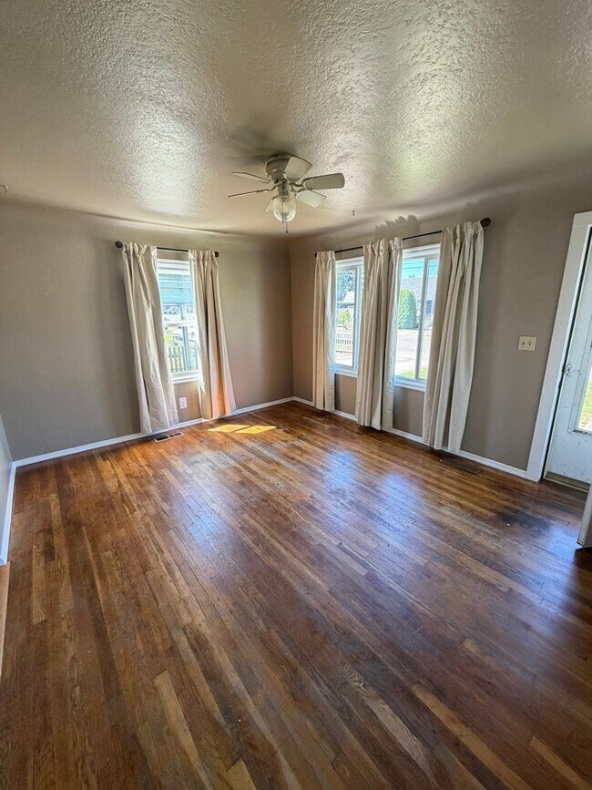 Photo - 3 Bedroom with Large yard near the Canal!