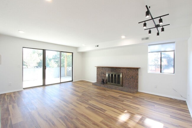 Building Photo - 600 Manhattan Dr Unit C7 Rental