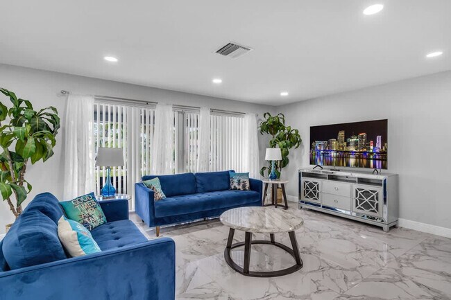 Building Photo - 340 SE 3rd Ct Unit ID1372344P