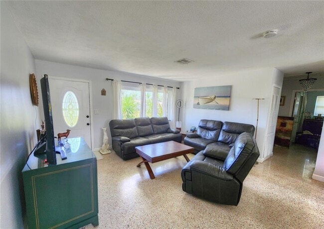 Photo - 11645 Oxford St