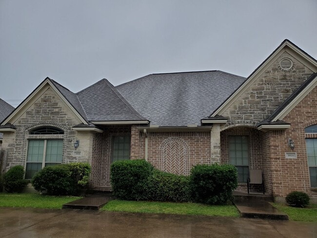 Photo - College Station - 3 Bedroom - 3 bath duplex with Fenced in Privacy Yard.