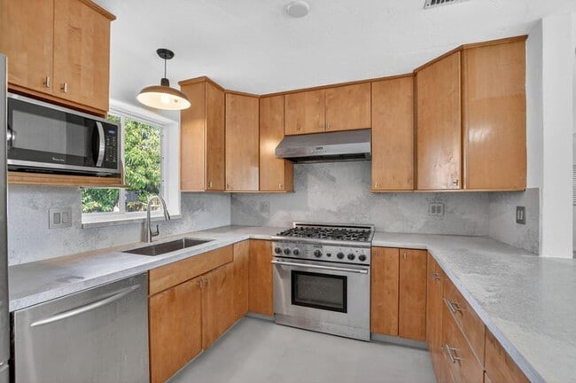 Photo - 467 NE 31st St