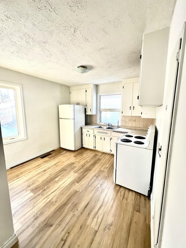 Photo - 1418-1414 14 St E