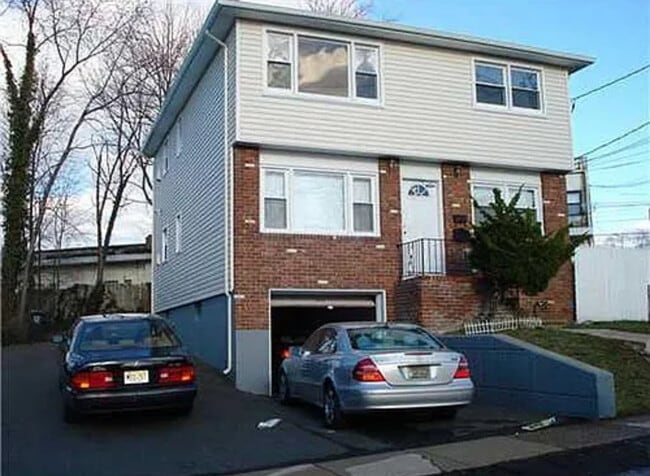 Building Photo - 120 E Hill Rd Unit 1st Floor