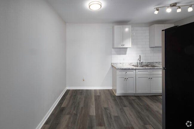 2BR, 1BA - 800SF - Dining Area