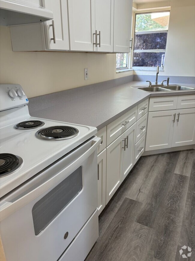 Building Photo - Totally Remodeled Deltona Beauty Rental