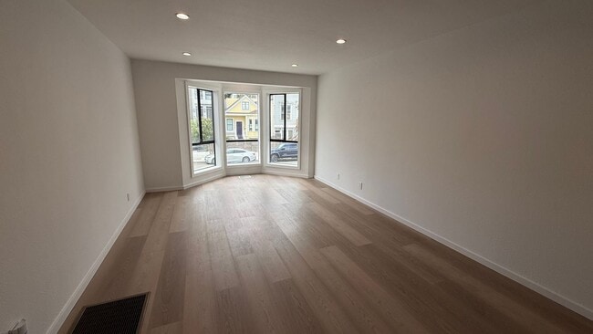 Photo - 1630 Oakdale, Ave. Unit Middle