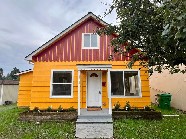 Building Photo - Fully Remodeled 1 BD + Loft